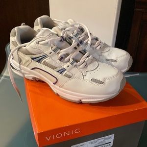 Vionic Women’s Shoes Size 7.5